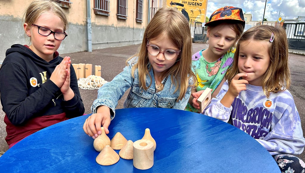 Die Mädchen des Horts der Diesterweg-Grundschule testen ihre Geschicklichkeit bei einem Teamspiel.