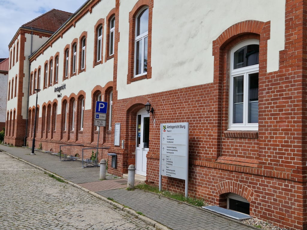 Die Kellerdecken in Haus 2 sind nicht mehr tragfähig genug. Eine Sanierung ist dringend notwendig.