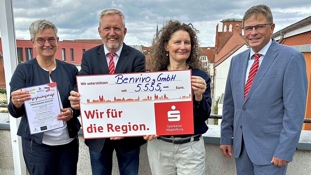Norbert Dierkes überreicht den Scheck in Höhe von 5555 Euro im Beisein von Wobau-Geschäftsführerin Bärbel Michael (l.) und Sparkassen-Abteilungsleiter Lutz Lapke an Benvivo-Chefin Silke Kirchhof.