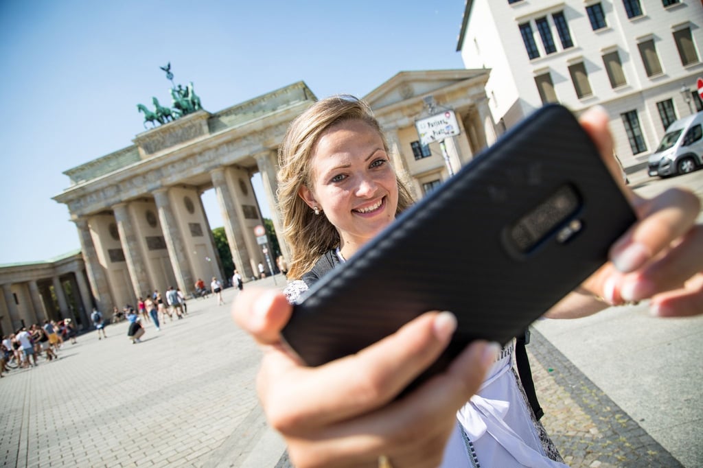 Selfie vorm Brandenburger Tor: Das Smartphone ist für viele auch die Urlaubsknipse.