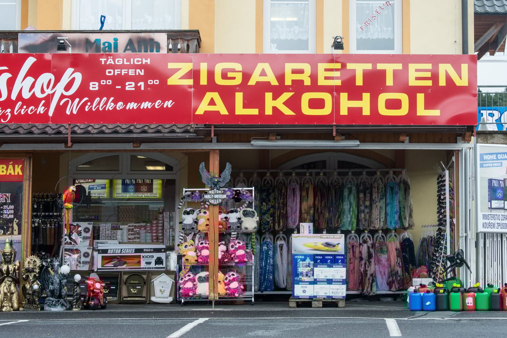 Deutsch-tschechische Grenzorte waren bisher von Geschäften mit billigen Zigaretten und billigen Tankstellen geprägt. Doch das ist wohl bald vorbei.