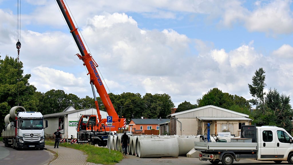 Ein riesiger Kran lud in diesen Tagen die Betonelemente für den Regenwasserkanal ab.