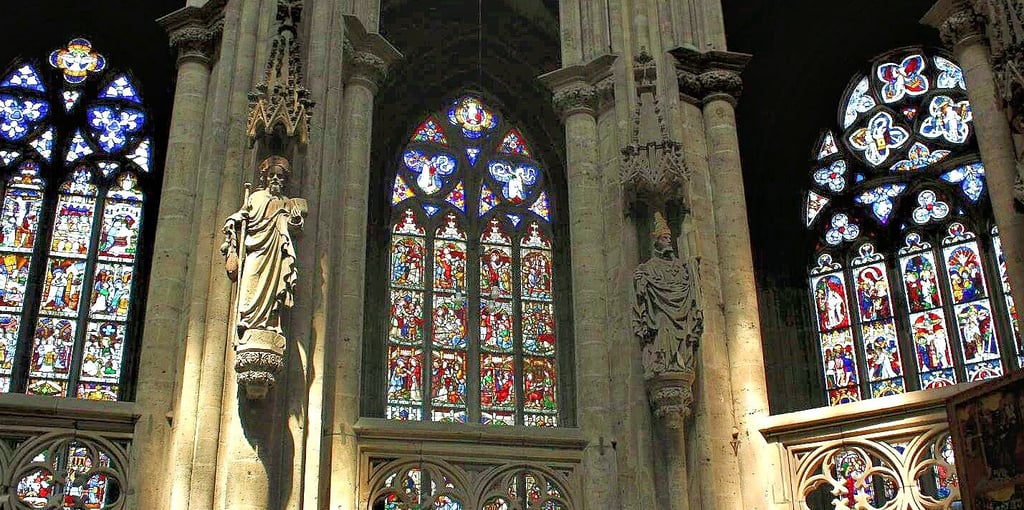 Blick aus dem Hohen Chor auf einige der Glasfenster des Halberstädter Doms. Einige der Fenster stammen noch aus der Entstehungzeit des heutigen Dombaus, sie sind mehr als ein halbes Jahrtausend alt – und faszinieren noch immer.