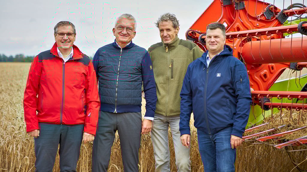 Sie starten ein Pilotprojekt zur Dekarbonisierung der Landwirtschaft durch grünen Ammoniakdünger: Norbert Lötz (von links), Geschäftsführer für Produktion und Technik bei Harry-Brot, Michael Gutting, Geschäftsführender Gesellschafter der Bindewald & Gutting-Mühlengruppe, Landwirt Wilfried Mißlbeck aus Aschersleben und Yara-Geschäftsführer Marco Fleischmann.