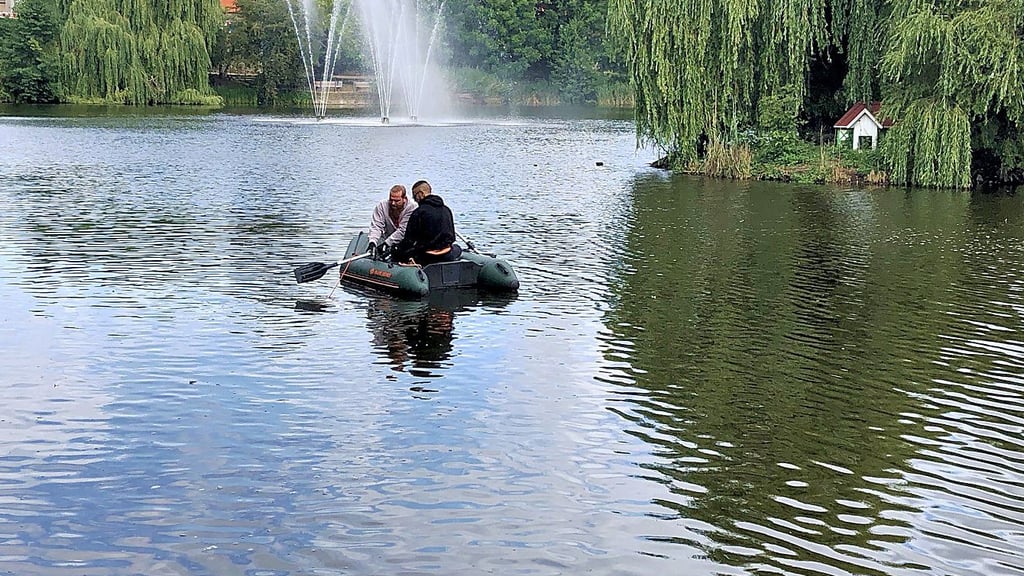Mit dem Schlauchboot auf dem Schwanenteich