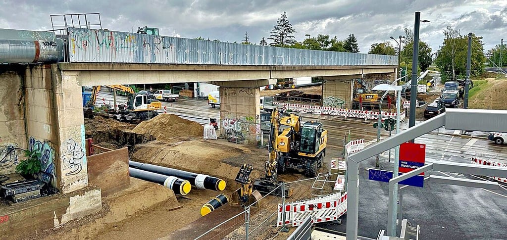 Die Brücke für die Fernwärmetrasse am Rosengarten wurde viele Jahre auch von Fußgängern genutzt. Jetzt wird sie abgerissen.