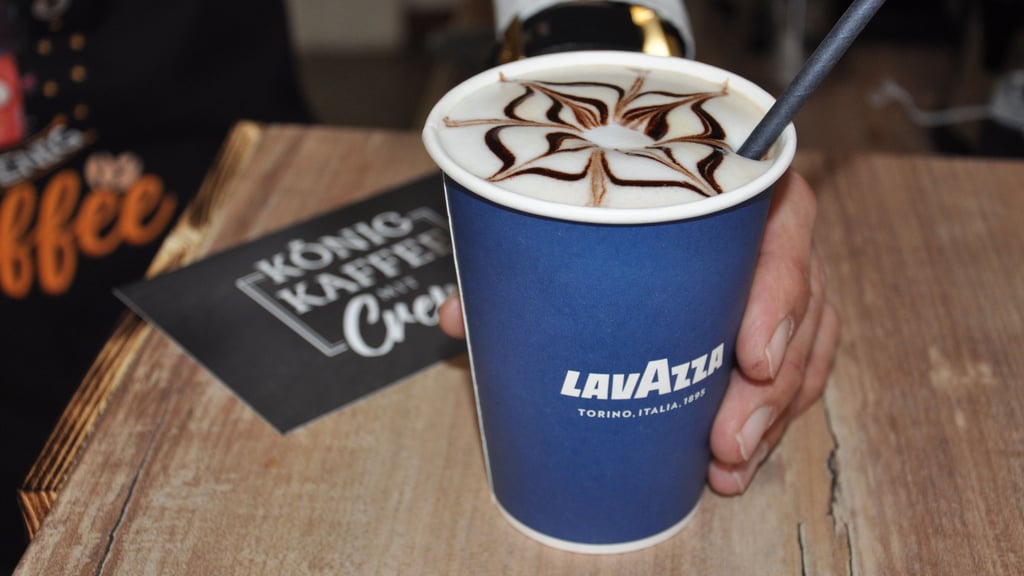 Im neuen Café in Stendal demonstriert Inhaber Maximilian Baisel seine Barista-Künste.