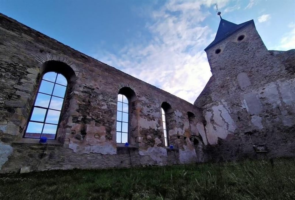 Die Kirchenruine in Hüttenrode: Das Mauerwerk wurde bereits saniert, neue Fenster und Türen eingesetzt. Noch fehlt ein Dach für das Gotteshaus.