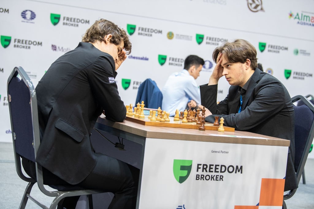 Siegte gegen Magnus Carlsen (r): Vincent Keymer.