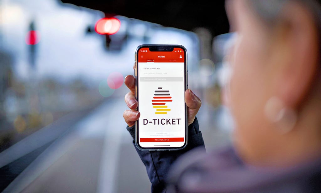 Wer in Deutschland viel mit dem öffentlichen Nahverkehr und Regionalzügen unterwegs ist, kann mit dem Deutschlandticket viel Geld sparen.