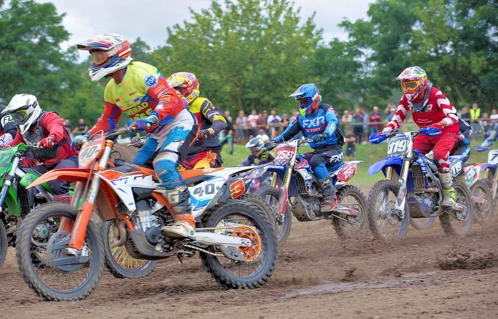 26 Fahrer knattern bei jedem Rennen auf der Motocross-Strecke in Jessen über das Oval.
