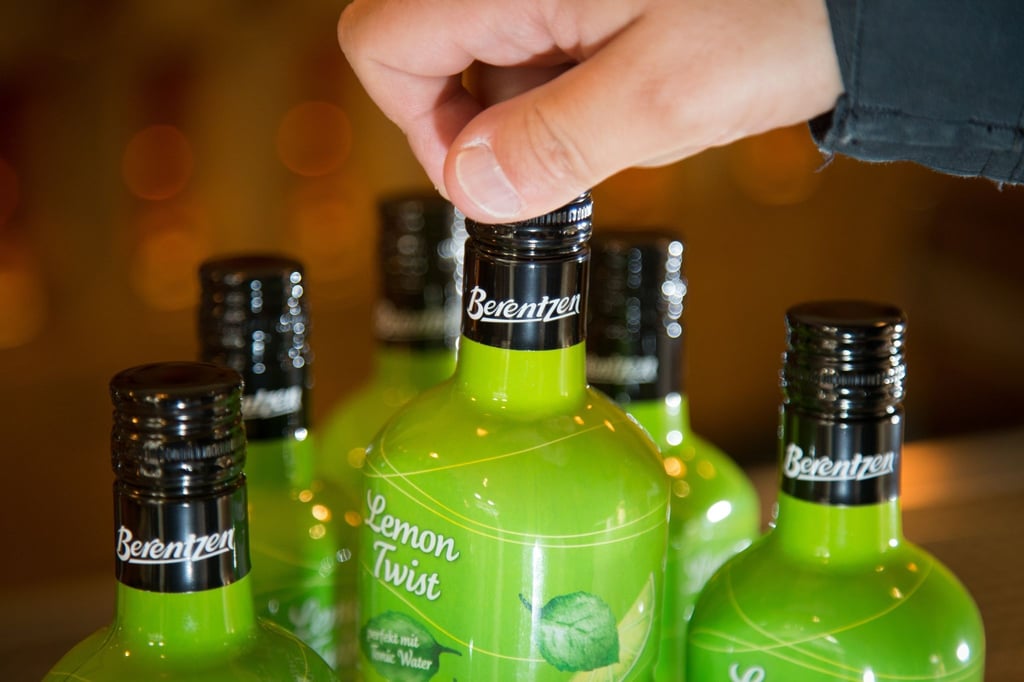 Flaschen Berentzen Lemon Twist in einem Verkaufsladen.