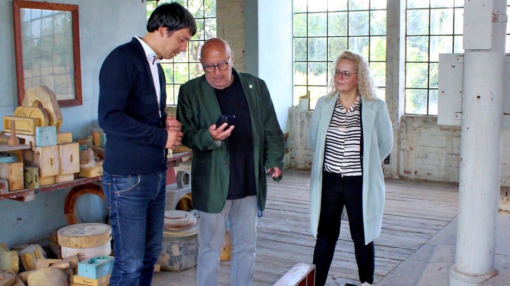 Der Vereinsvorsitzende Frank Dreihaupt (Mitte) führte Landrat Patrick Puhlmann und die stellvertretende Bürgermeisterin Tangerhüttes, Kathleen Altmann, durch die einstige Modelltischlerei.