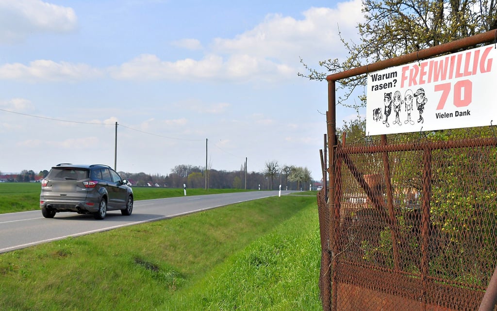 Pächter der Gartenanlage Ditfurter Berg hängten dieses Schild auf, um auf die Situation an der Straße aufmerksam zu machen.