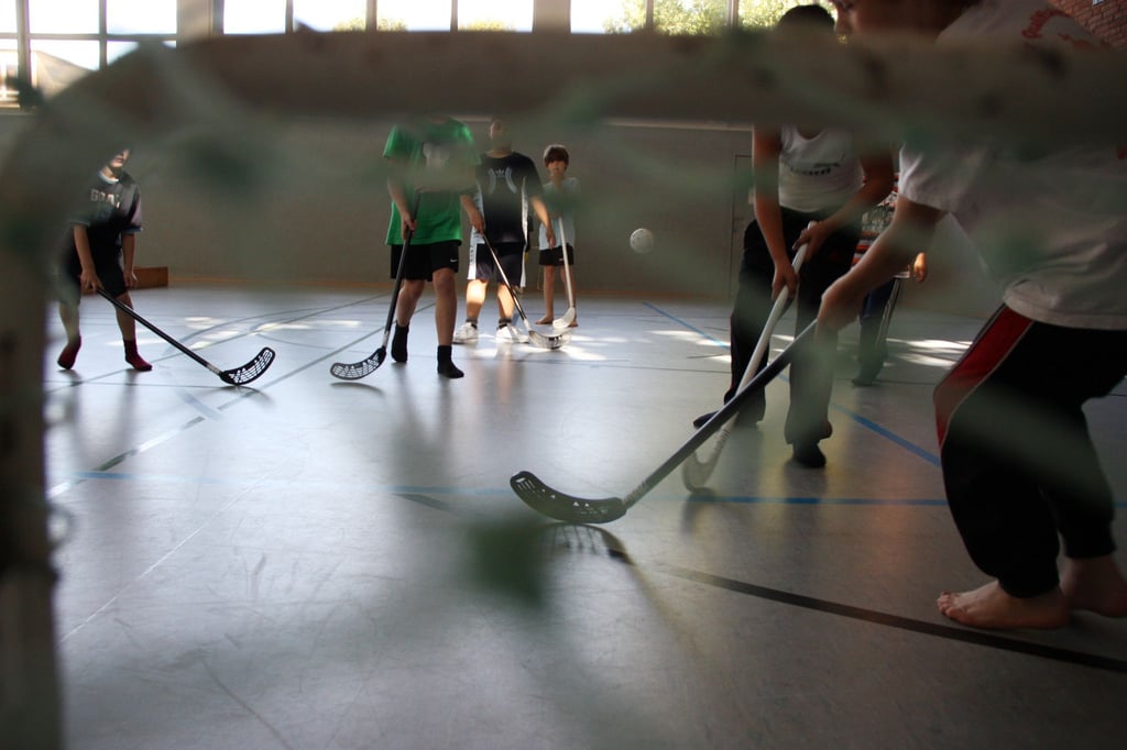 Beim Hockey kann es schon mal wilder zugehen - gut, wenn die Brille dann sicher sitzt und die Sicht des Kindes nicht eingeschränkt ist.