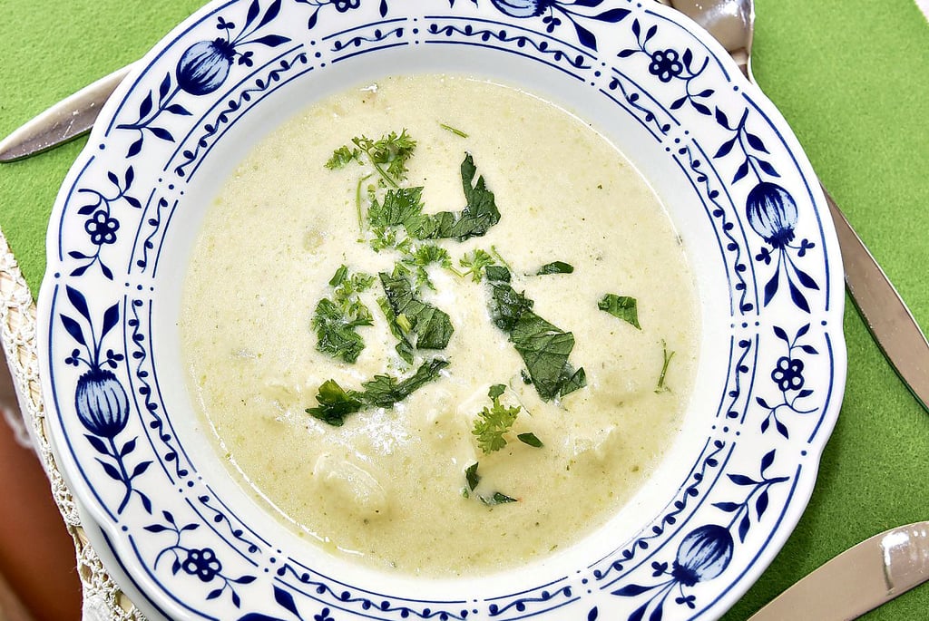 Voila: Die cremige Kohlrabisuppe ist fertig, wird mit etwas Petersilie bestreut und kann als Vorspeise serviert werden.