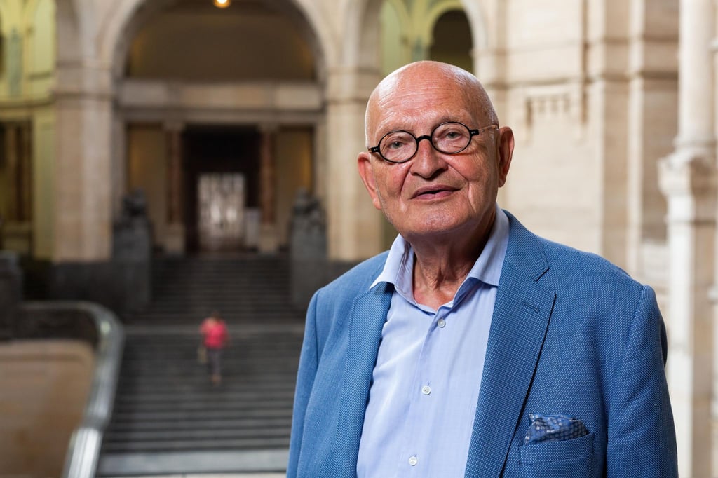 Hannovers ehemaliger Oberbürgermeister Herbert Schmalstieg steht im Neuen Rathaus.