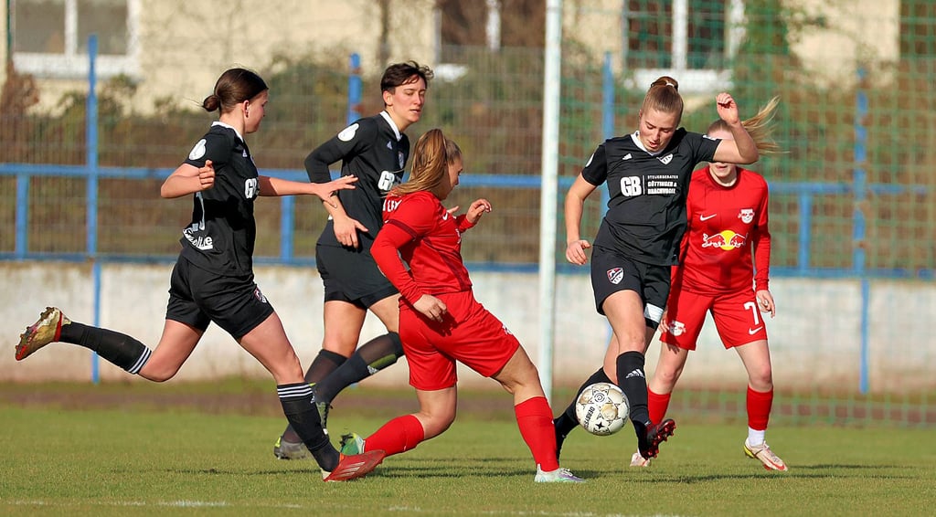 Für Tabea Alsleben (r.) sowie ihre Teamkolleginnen Amy Cienskowski und Wiebke Seilder (v. l.) wird es am Sonntag wieder ernst: Im DFB-Pokal geht es für den Magdeburger FFC zum FC St. Pauli.