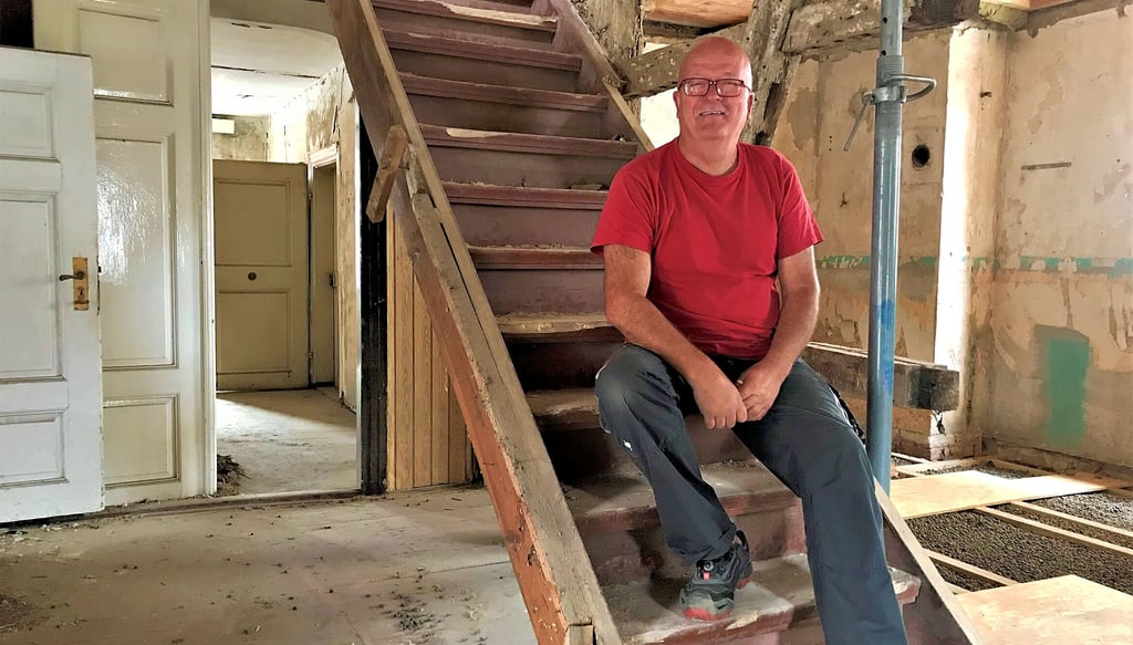 Flügeltüren, Holzdielen und viel Geschichte: Hartmut Fütterer baut derzeit eine alte Stadtvilla in Salzwedel aus.