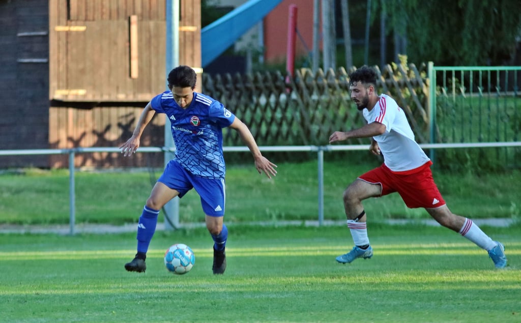 Westerhausens Dong-Min Kim (links), hier im Zweikampf mit Hüseyün Gümüs (Neinstedt), spielt Freitag in Ilsenburg.