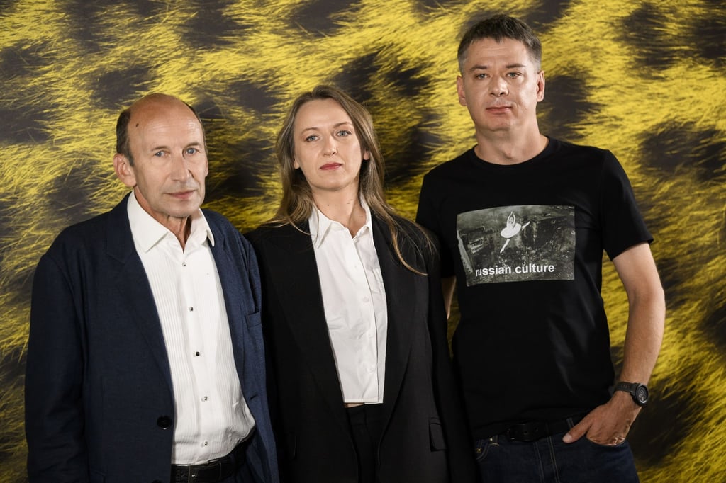 Der Schauspieler Oleksandr Maksiakov (l-r), die Regisseurin Maryna Wroda und der Kameramann Andrii Lysetskyi haben ihren Film „Stepne“ auf dem 76. Internationalen Filmfestival in Locarno vorgestellt.