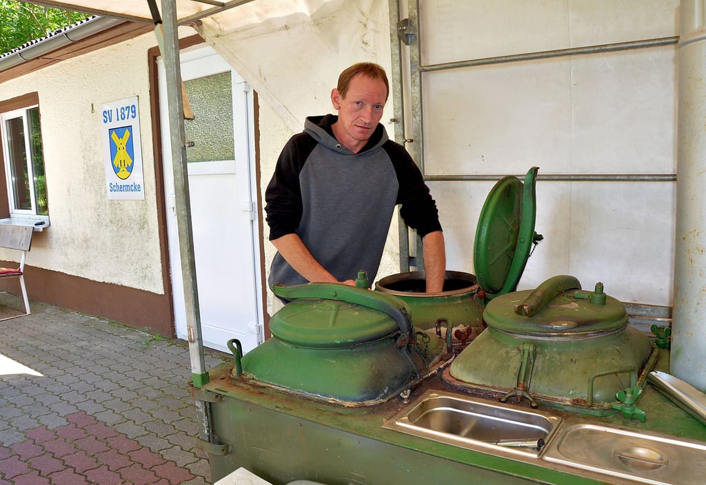 Christian Rothmann steht mit seiner Feldküche für wenige Wochen vor der altem Gaststätte auf dem Sportplatz in Schermcke. Drinnen werden die Mahlzeiten zubereitet.