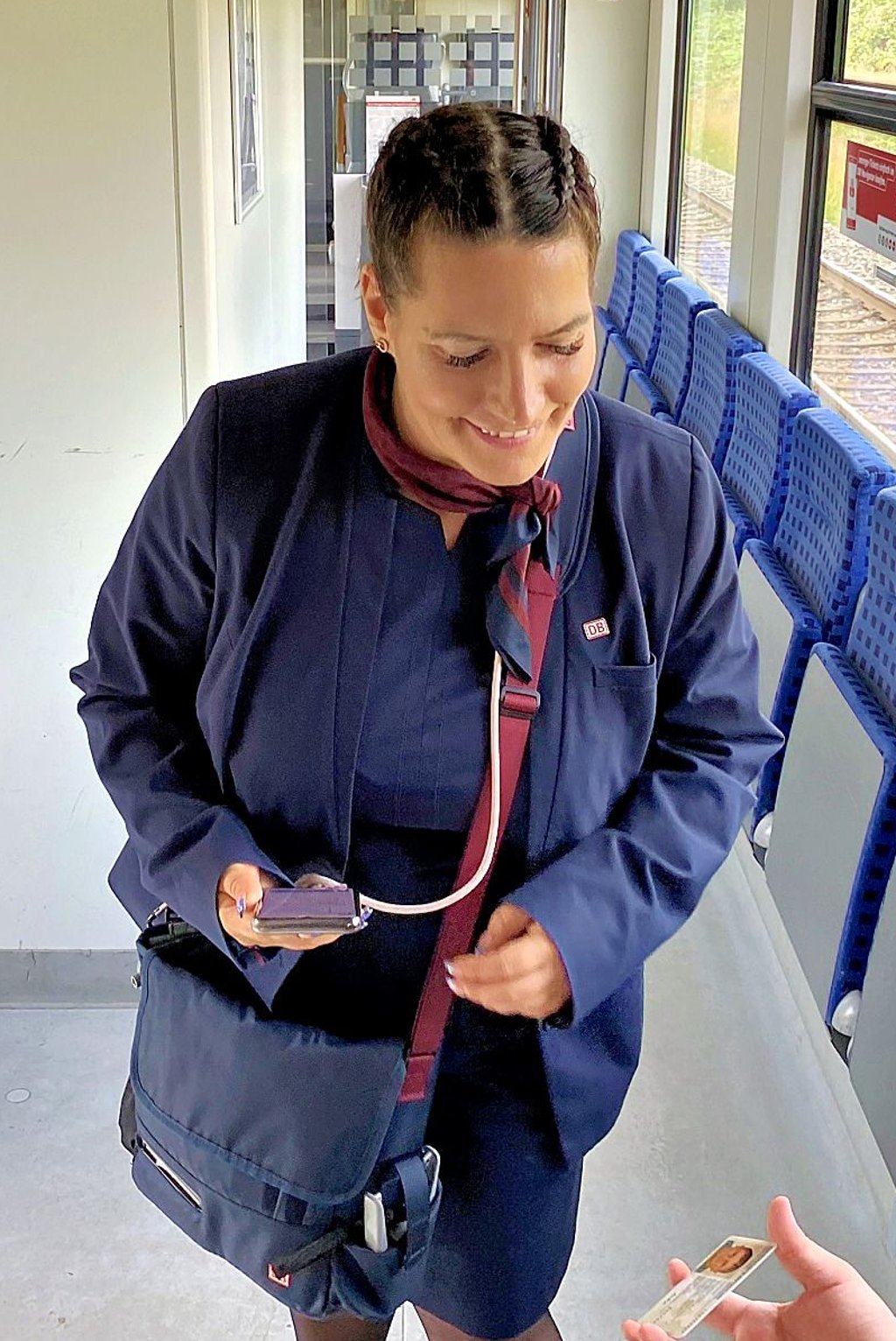 Nancy Gehn lässt sich zum Deutschlandticket einen Personalausweis zeigen.