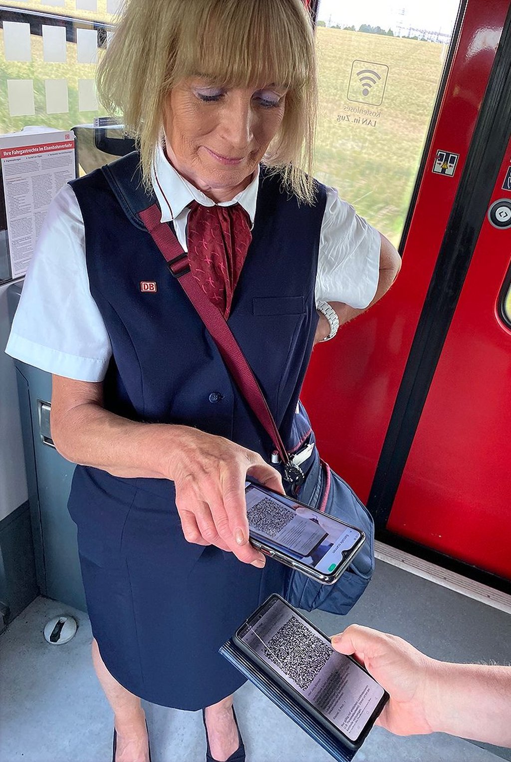 Gabi Schwoch scannt eine Fahrkarte mit dem Dienst-Smartphone.