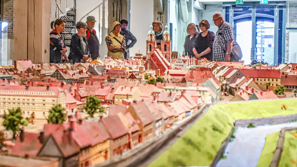Führungen am Stadtmodell von Wittenberg – hier am Tag der Städtebauförderung in diesem Jahr – soll es auch zur bevorstehenden Erlebnisnacht geben.