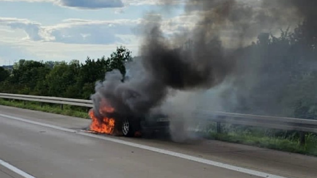 Ein Auto ist auf der Autobahn A2 Richtung Hannover zwischen Bornstedt und Eilsleben in der Börde während der Fahrt in Flammen aufgegangen. Foto: