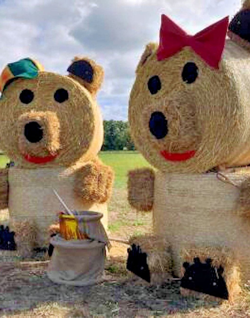 Der Heimatverein Stegelitz wirbt wieder mit seinen selbstgestalteten Strohpuppen für das Erntedankfest.