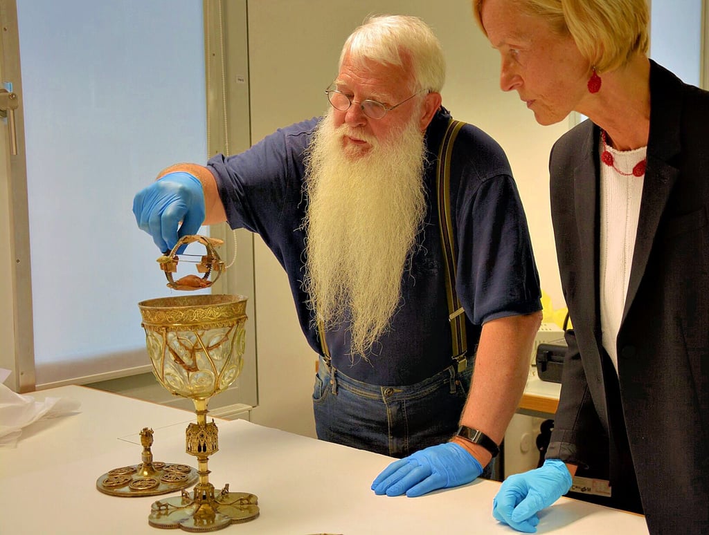 Für ein Onlineseminar der Universität Bochum hatten Restaurator Ulrich Sieblist und Domschatzchefin Uta-Christiane Bergemann den Pokal aus den Depot geholt und erläuterten die Besonderheiten dieses Reliquiars.
