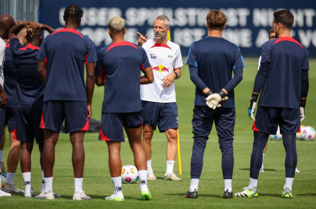 Leipzigs Trainer Marco Rose leitet die Trainingseinheit.