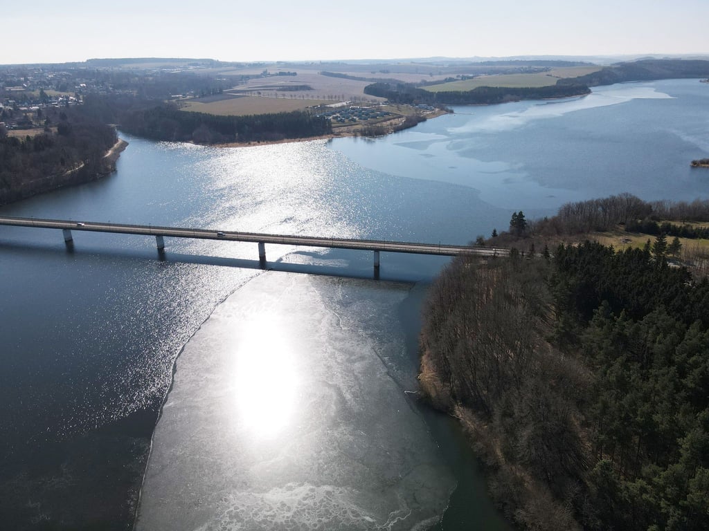 Die Sonne spiegelt sich im Wasser der Zeulenrodaer Talsperre.