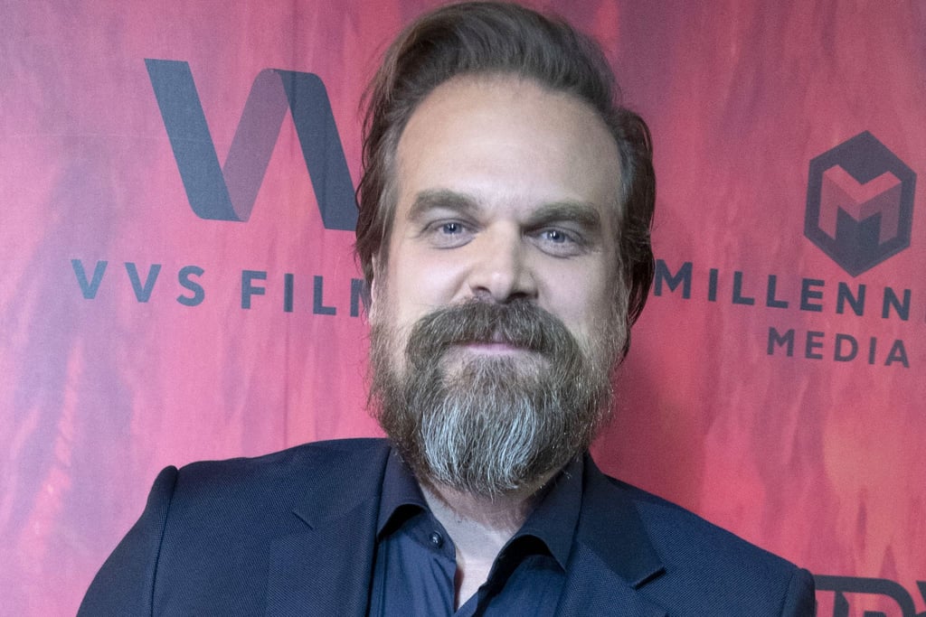 Der US-Schauspieler David Harbour freut sich über seine hohe Stirn.