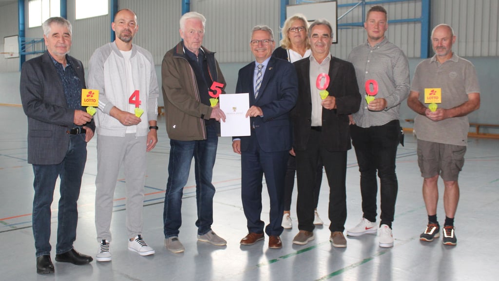 Staatssekretär Klaus Zimmermann und Astrid Wessler von Lotto überbrachten Fördermittel für die Erneuerung des Bodens in der Sporthalle an Hubertus Nitzsche, Björn Boßmann, Dieter Schulze (v. l.), Henning Bösche, Tim Teßmann und Volkmar Schliephake (v. r.).