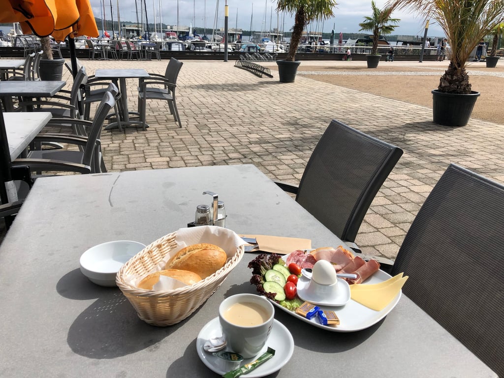 9 Uhr: Frühstück am Hafen Mücheln