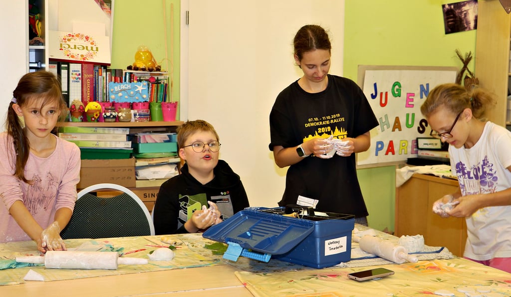 Unter der Anleitung von Josie konnten die Ferienkinder im Jugendhaus Parey auch noch töpfern. Foto: Bettina Schütze