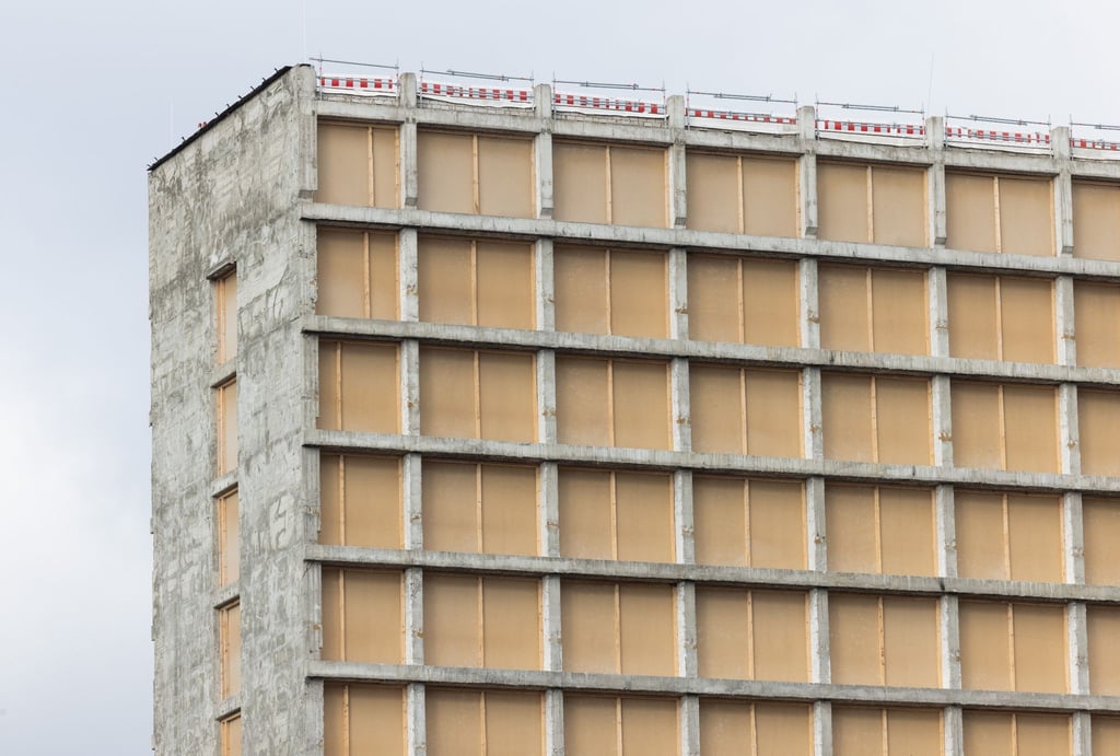 Blick auf ein Hochhaus nach einer Asbest Sanierung. In Wohngebäuden in Deutschland schlummern laut der Industriegewerkschaft Bauen-Agrar-Umwelt Millionen Tonnen krebserregendes Asbest.