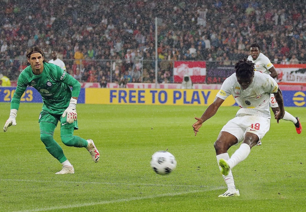 Geschlagen: Salzburgs Karim Konate (r) überlistet Inter-Keeper Yann Sommer.