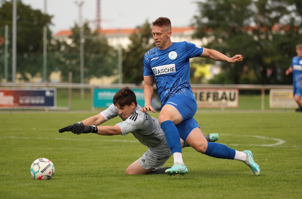 Zeigte in der Vorbereitung seinen Drang zum gegnerischen Tor: Fabian Karow (r.). Der Offensivmann des SV Fortuna Magdeburg ist engagiert im Training der ersten Herrenmannschaft dabei und spielte zuvor am Schöppensteg in der A-Jugend. Foto: Eroll Popova