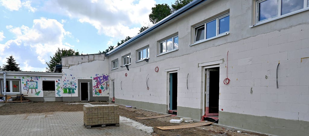 Vor den Anbau, der hier rechts zu sehen ist, wird noch eine verglaste „Veranda" gesetzt.