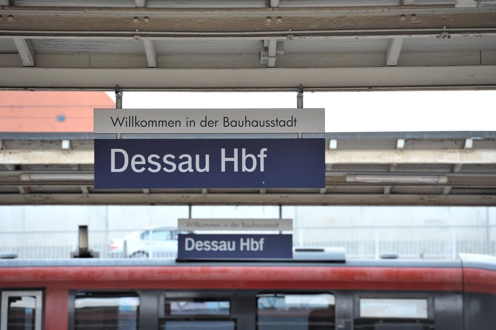 Wer am Wochenende mit dem Regionalexpress von Dessau nach Berlin fahren will, sollte einen ganz bestimmten Zug meiden.
