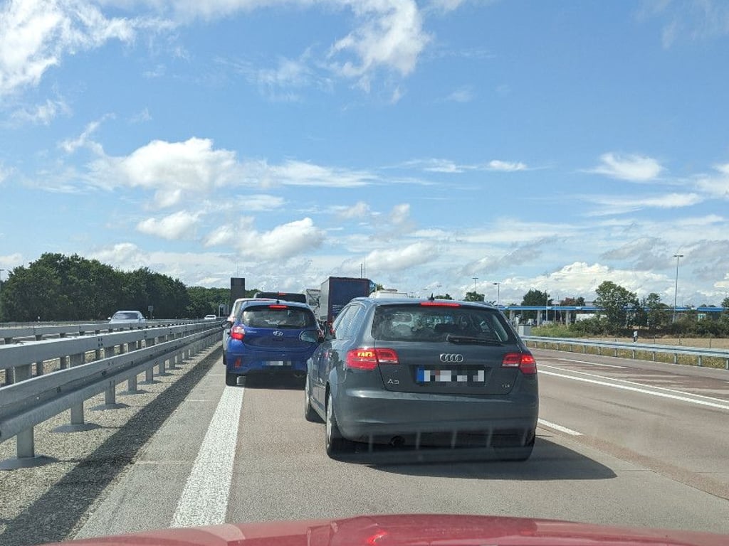 Immer wieder zu beobachten: Autofahrer, die im Stau die Rettungsgasse ignorieren.
