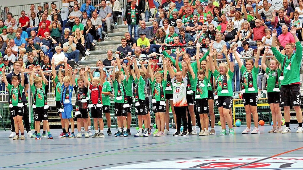 Die Kinder nach Abschluss des Trainings in Aschersleben vor großer Kulisse.