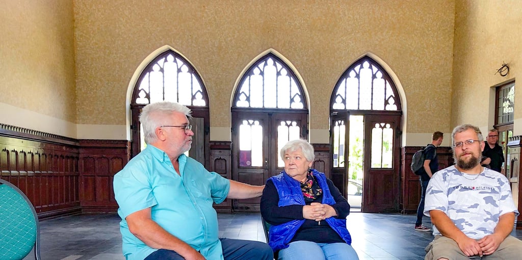 Haben schon einmal probehalber Stühle in die Bahnhofshalle gestellt, in es bald ein neues Angebot geben soll: Ideengeberin Hannelore Streckfuß, Eigentümer Günter Gonsior (l.) und sein Mitarbeiter Tino Baruck.