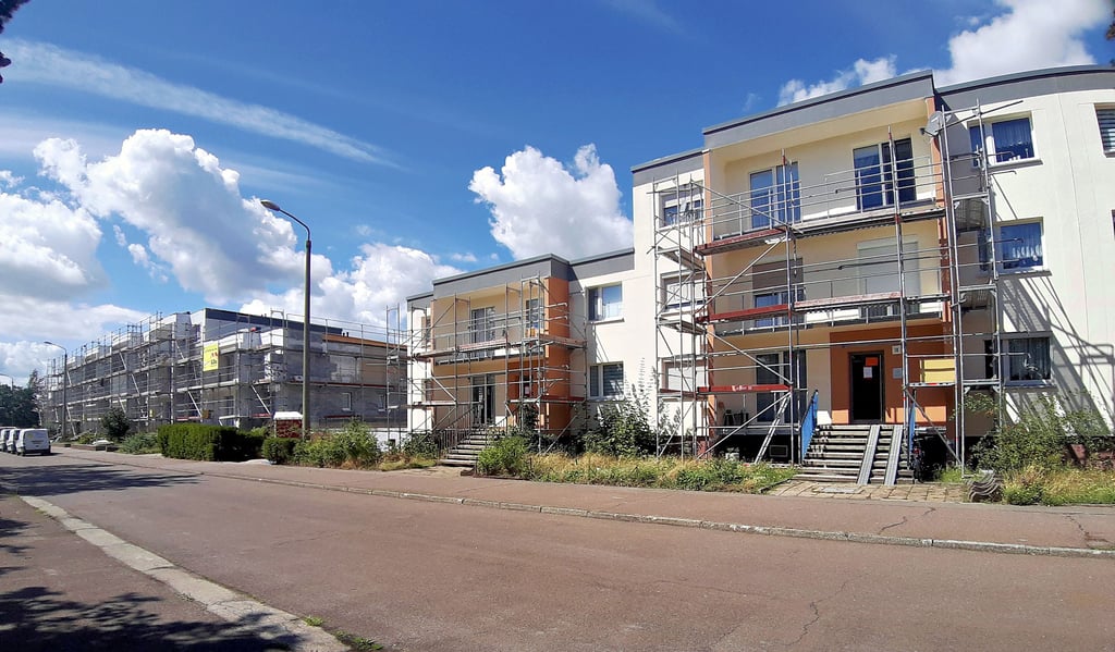 Aktueller Teilrückbau von „Die Wolfener“: Der lange Block an der Dr.-Otto-Nuschke-Straße wird zweigeteilt und modern ausgebaut.
