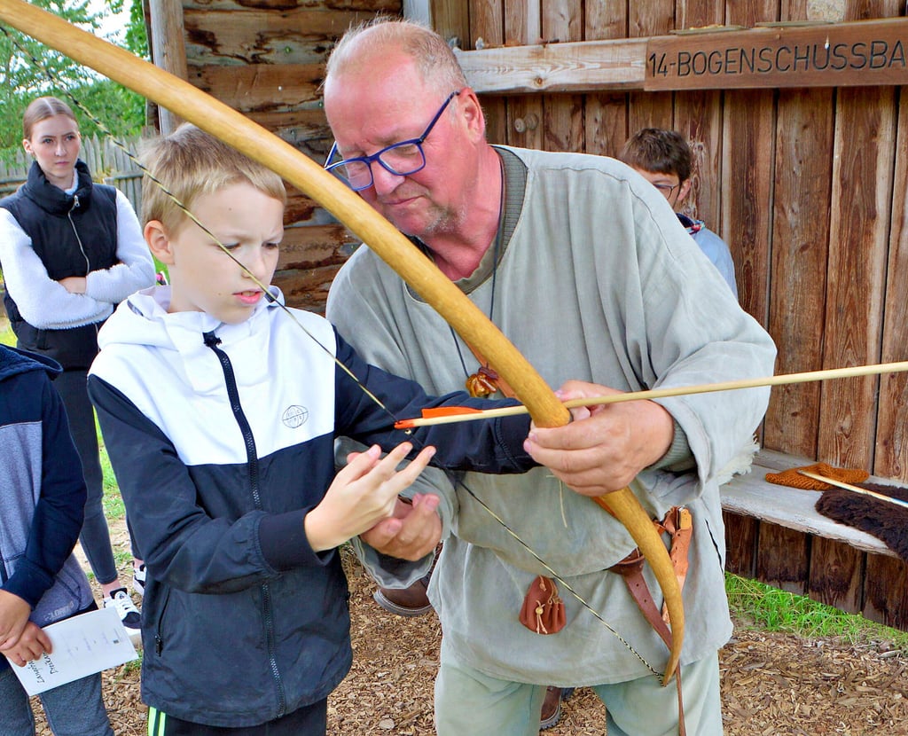 Bei Reinhard Kersten konnten sich die Kinder, wie hier Patrick van Kempen aus Arendsee, im Bogenschießen üben.