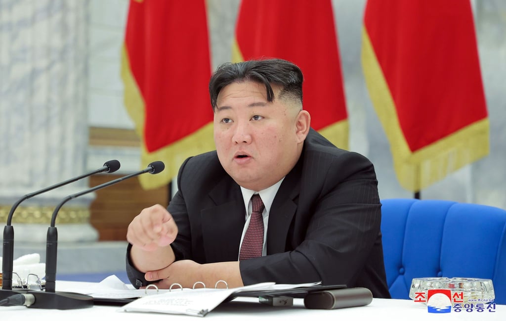 Machthaber Kim Jong Un sieht sich von „feindseligen Kräften“ bedroht.