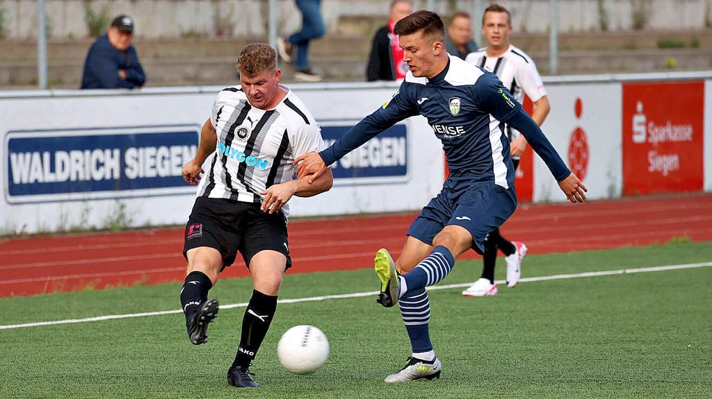 Umkämpftes Spiel - aber mit klarem Ergebnis: Mit 0:32 unterlagen die Kicker des 1. FC Kaan-Marienborn (l.) dem FC Gütersloh.